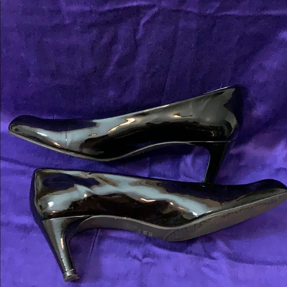 Stuart Weitzman black patent leather heels - Picture 3 of 6